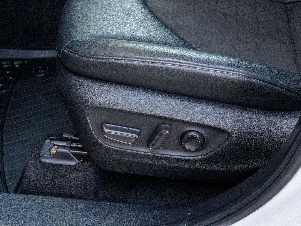 2024 Toyota Highlander Hybride XLE NIGHTSHADE **CUIR+TOIT+MAG NOIR+CARPLAY** in Charlemagne, Quebec - 22 - w1024h768px