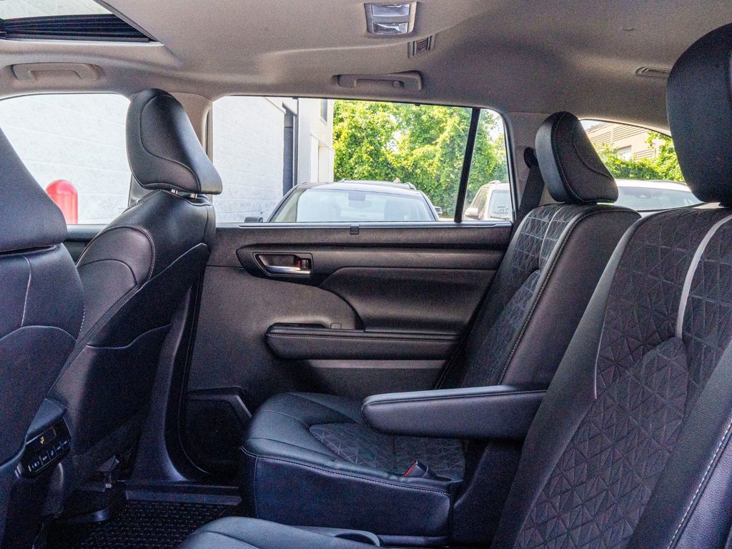 2024 Toyota Highlander Hybride XLE NIGHTSHADE **CUIR+TOIT+MAG NOIR+CARPLAY** in Charlemagne, Quebec - 25 - w1024h768px