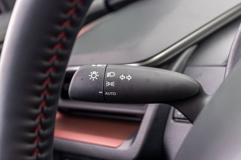 Toyota Prius Plug-In Hybrid SE **HYBRIDE BRANCHABLE**JAMAIS ACCIDENTÉ** 2025 à Charlemagne, Québec - 20 - w1024h768px