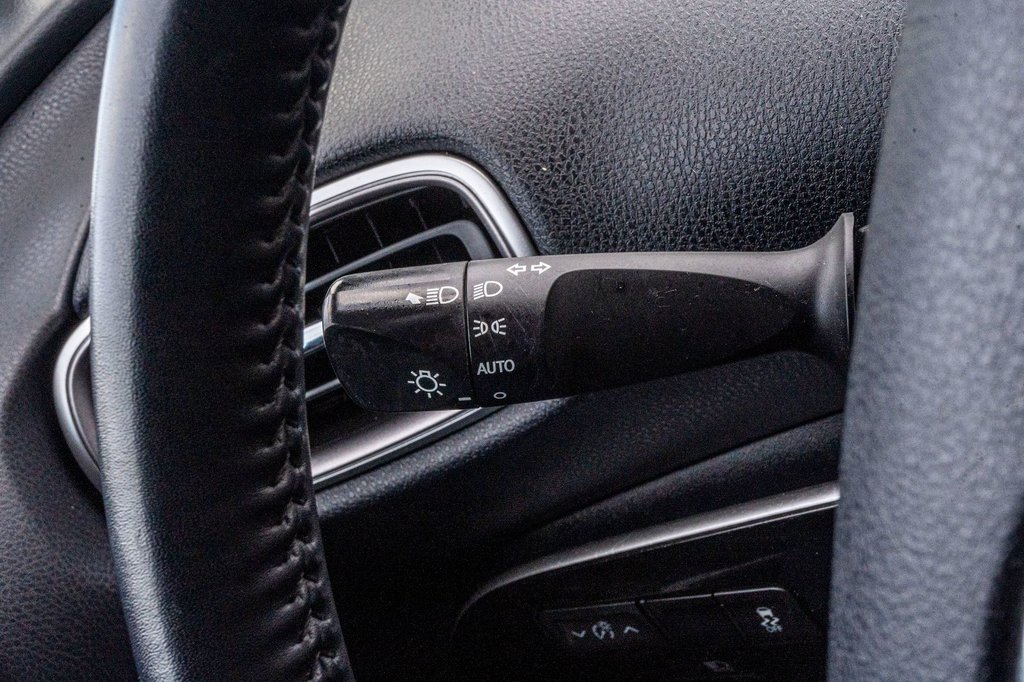2021 Toyota Prius Prime **HYBRIDE BRANCHABLE**JAMAIS ACCIDENTÉ** in Charlemagne, Quebec - 15 - w1024h768px