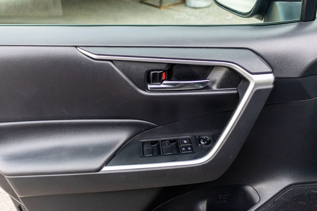 2019 Toyota RAV4 Hybride XLE **JAMAIS ACCIDENTÉ+TOIT+MAG+CARPLAY+CAMÉRA** in Charlemagne, Quebec - 30 - w1024h768px