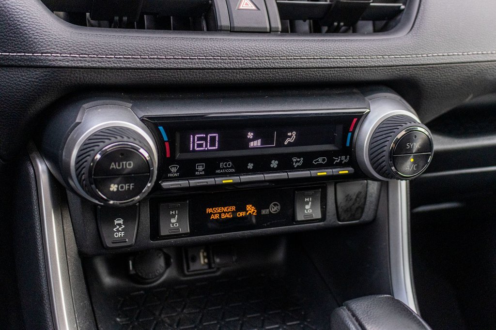 2019 Toyota RAV4 Hybride XLE **JAMAIS ACCIDENTÉ+TOIT+MAG+CARPLAY+CAMÉRA** in Charlemagne, Quebec - 17 - w1024h768px