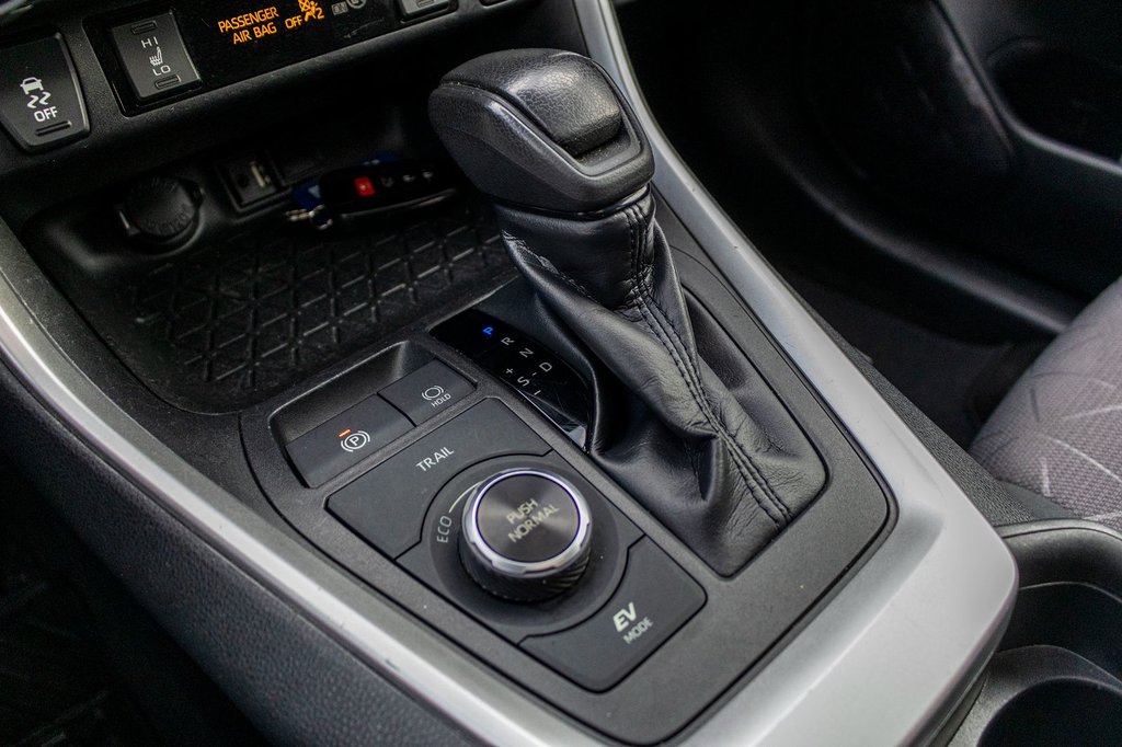 2019 Toyota RAV4 Hybride XLE **JAMAIS ACCIDENTÉ+TOIT+MAG+CARPLAY+CAMÉRA** in Charlemagne, Quebec - 14 - w1024h768px
