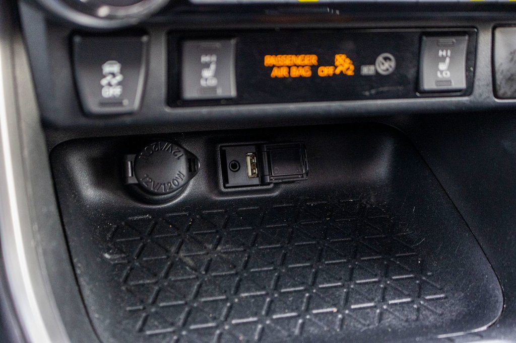 2019 Toyota RAV4 Hybride XLE **JAMAIS ACCIDENTÉ+TOIT+MAG+CARPLAY+CAMÉRA** in Charlemagne, Quebec - 18 - w1024h768px