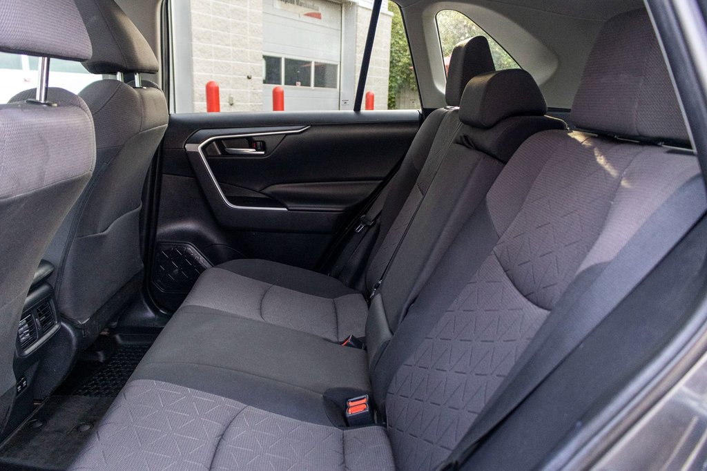 2019 Toyota RAV4 Hybride XLE **JAMAIS ACCIDENTÉ+TOIT+MAG+CARPLAY+CAMÉRA** in Charlemagne, Quebec - 32 - w1024h768px