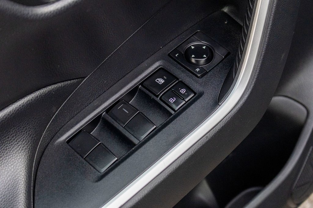 2019 Toyota RAV4 Hybride XLE **JAMAIS ACCIDENTÉ+TOIT+MAG+CARPLAY+CAMÉRA** in Charlemagne, Quebec - 31 - w1024h768px