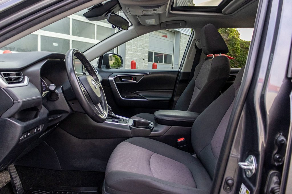 2019 Toyota RAV4 Hybride XLE **JAMAIS ACCIDENTÉ+TOIT+MAG+CARPLAY+CAMÉRA** in Charlemagne, Quebec - 25 - w1024h768px