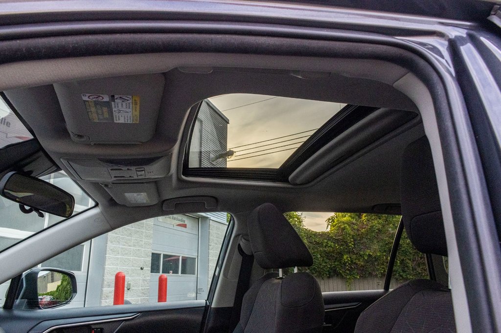 2019 Toyota RAV4 Hybride XLE **JAMAIS ACCIDENTÉ+TOIT+MAG+CARPLAY+CAMÉRA** in Charlemagne, Quebec - 29 - w1024h768px