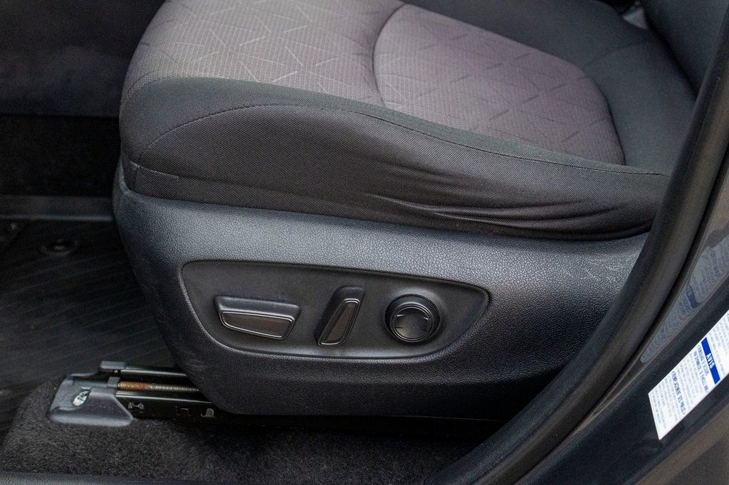 2019 Toyota RAV4 Hybride XLE **JAMAIS ACCIDENTÉ+TOIT+MAG+CARPLAY+CAMÉRA** in Charlemagne, Quebec - 26 - w1024h768px
