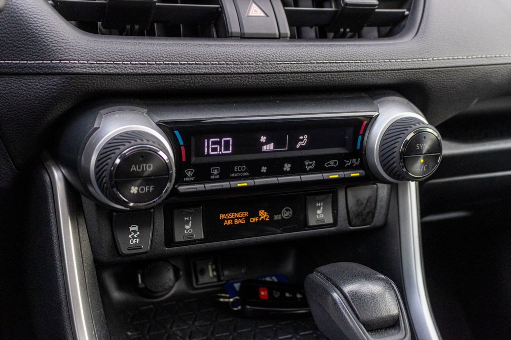 2019 Toyota RAV4 Hybride XLE **JAMAIS ACCIDENTÉ+TOIT+MAG+CARPLAY+CAMÉRA** in Charlemagne, Quebec - 13 - w1024h768px