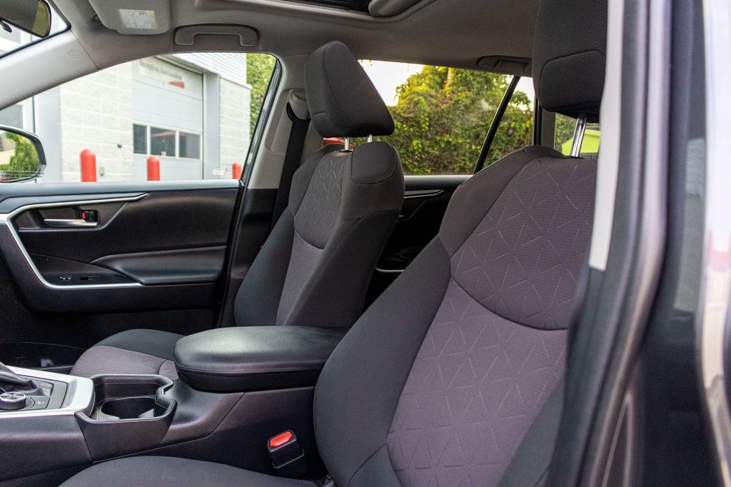 2019 Toyota RAV4 Hybride XLE **JAMAIS ACCIDENTÉ+TOIT+MAG+CARPLAY+CAMÉRA** in Charlemagne, Quebec - 27 - w1024h768px