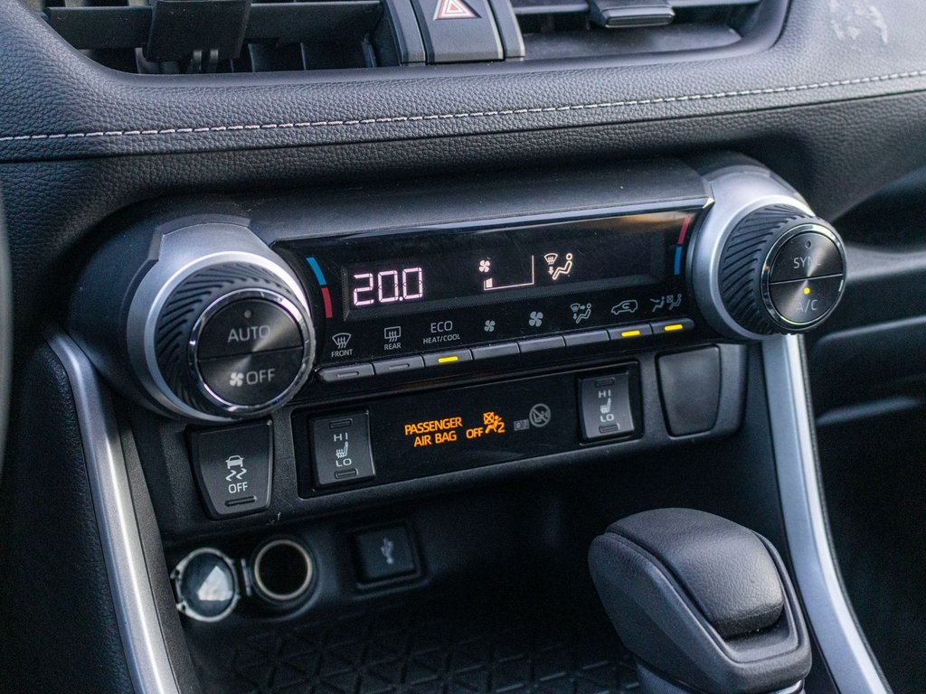 2020 Toyota RAV4 Hybride LE AWD **CARPLAY, MAG, CAMÉRA** in Charlemagne, Quebec - 14 - w1024h768px