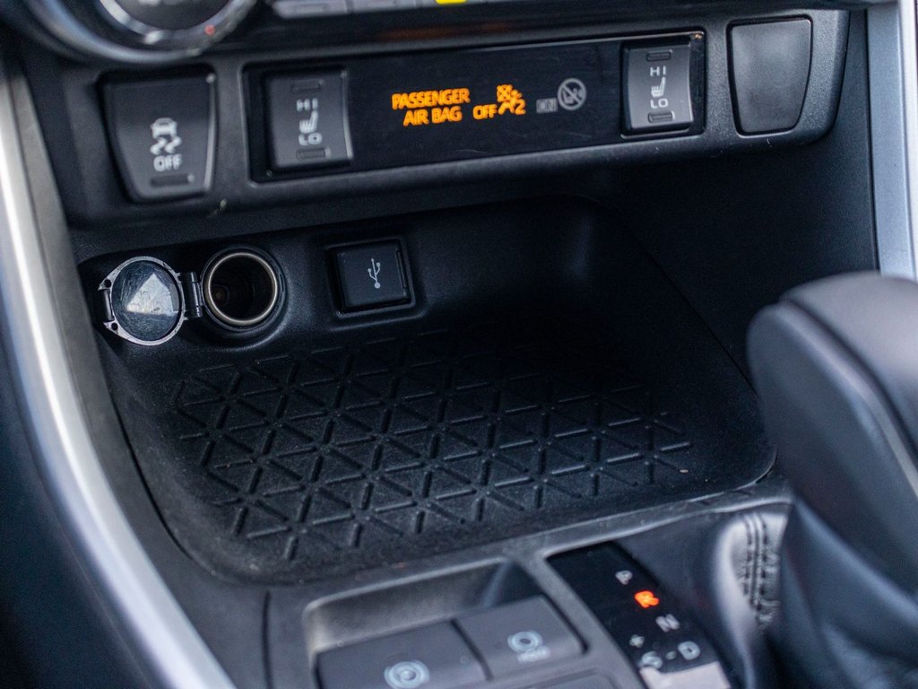 2020 Toyota RAV4 Hybride LE AWD **CARPLAY, MAG, CAMÉRA** in Charlemagne, Quebec - 17 - w1024h768px