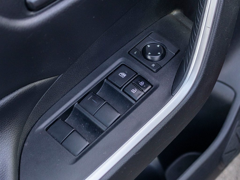 2020 Toyota RAV4 Hybride LE AWD **CARPLAY, MAG, CAMÉRA** in Charlemagne, Quebec - 28 - w1024h768px