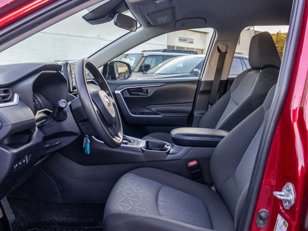 2020 Toyota RAV4 Hybride LE AWD **CARPLAY, MAG, CAMÉRA** in Charlemagne, Quebec - 24 - w1024h768px