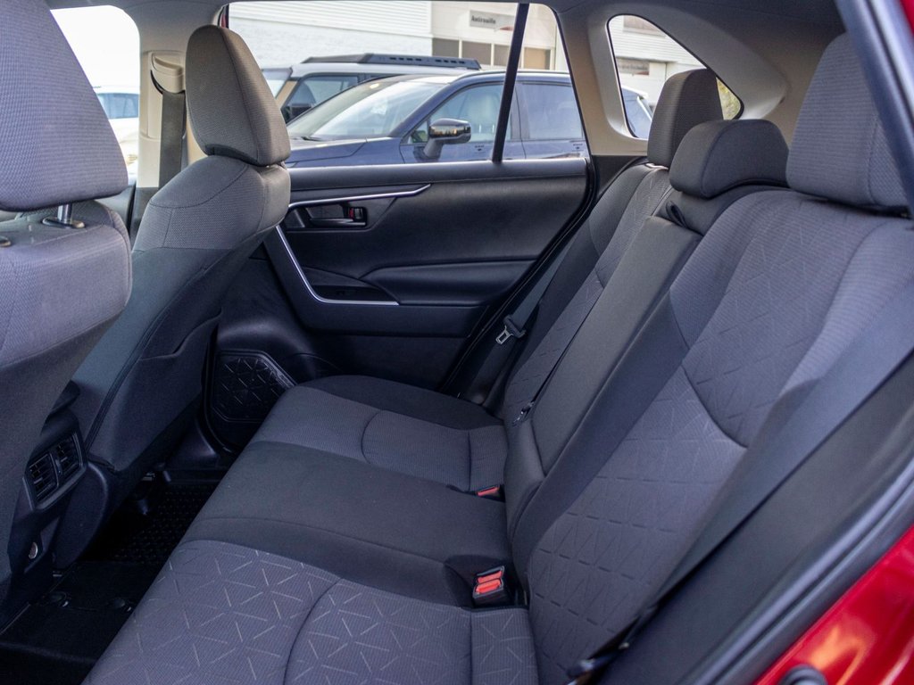 2020 Toyota RAV4 Hybride LE AWD **CARPLAY, MAG, CAMÉRA** in Charlemagne, Quebec - 29 - w1024h768px