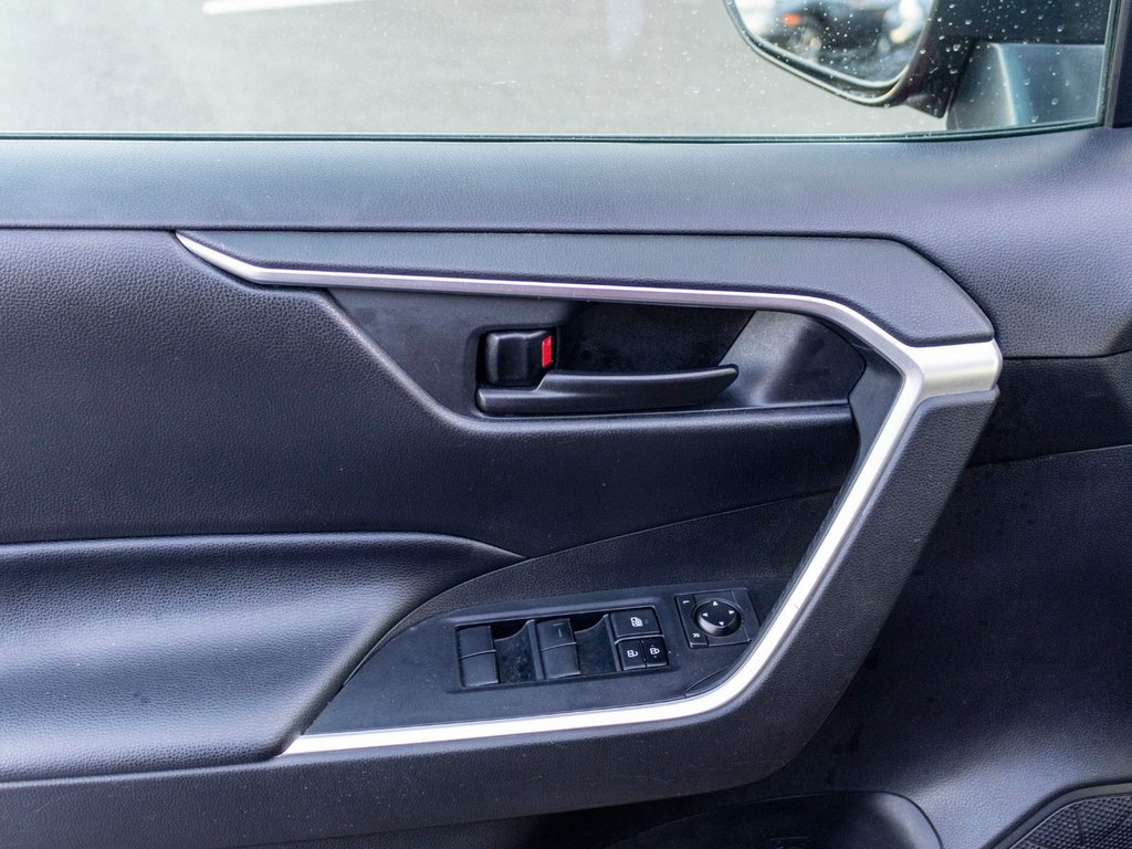2020 Toyota RAV4 Hybride LE AWD **CARPLAY, MAG, CAMÉRA** in Charlemagne, Quebec - 27 - w1024h768px