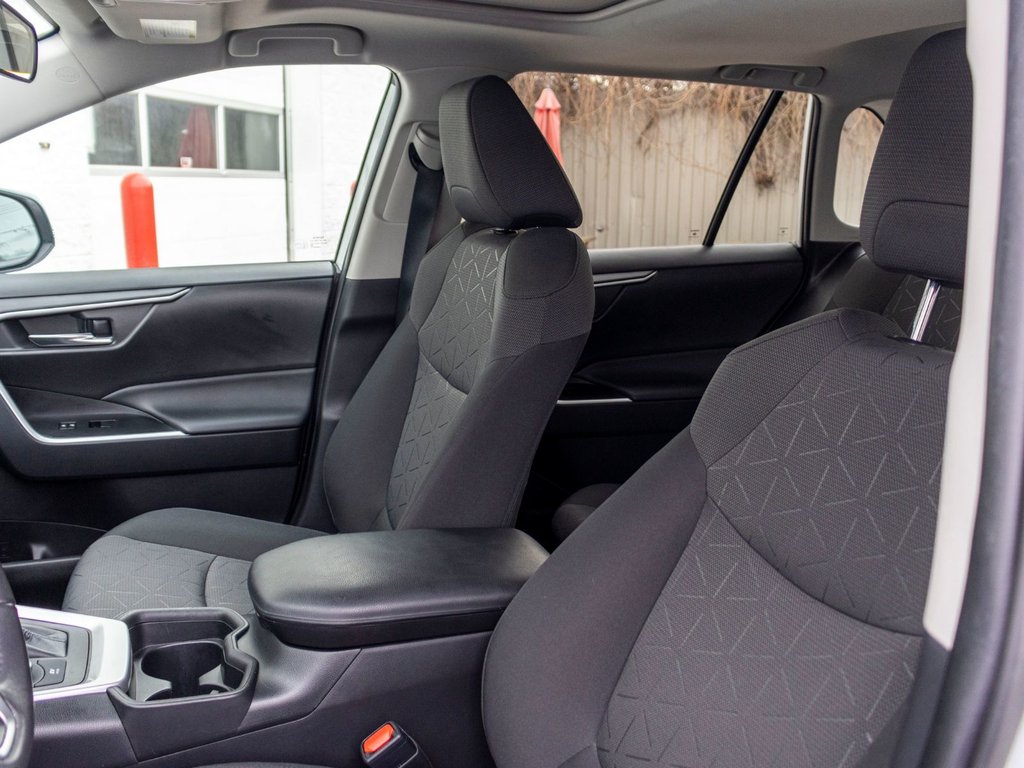 2021 Toyota RAV4 Hybride XLE AWD **JAMAIS ACCIDENTÉ+TOIT+MAG+CAMÉRA** in Charlemagne, Quebec - 26 - w1024h768px