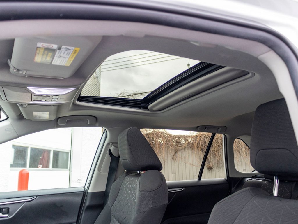 2021 Toyota RAV4 Hybride XLE AWD **JAMAIS ACCIDENTÉ+TOIT+MAG+CAMÉRA** in Charlemagne, Quebec - 28 - w1024h768px