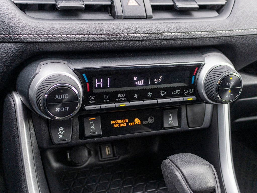 2021 Toyota RAV4 Hybride XLE AWD **JAMAIS ACCIDENTÉ+TOIT+MAG+CAMÉRA** in Charlemagne, Quebec - 14 - w1024h768px