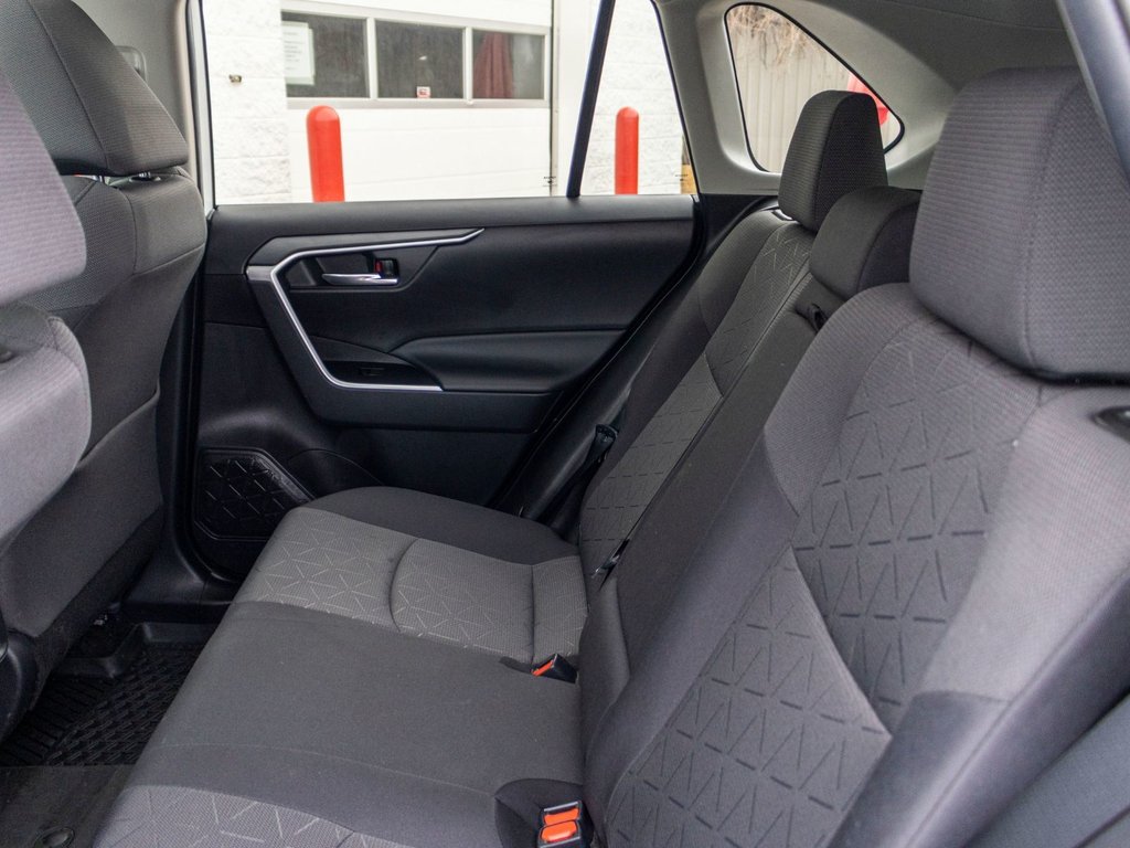 2021 Toyota RAV4 Hybride XLE AWD **JAMAIS ACCIDENTÉ+TOIT+MAG+CAMÉRA** in Charlemagne, Quebec - 30 - w1024h768px