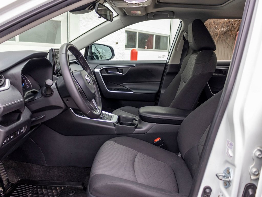 2021 Toyota RAV4 Hybride XLE AWD **JAMAIS ACCIDENTÉ+TOIT+MAG+CAMÉRA** in Charlemagne, Quebec - 24 - w1024h768px