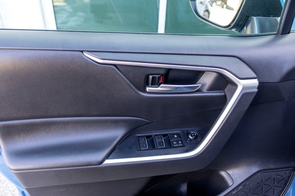 Toyota RAV4 Hybride SE AWD **TOIT+MAG+CAMÉRA+CARPLAY** 2022 à Saint-Jérôme, Québec - 28 - w1024h768px