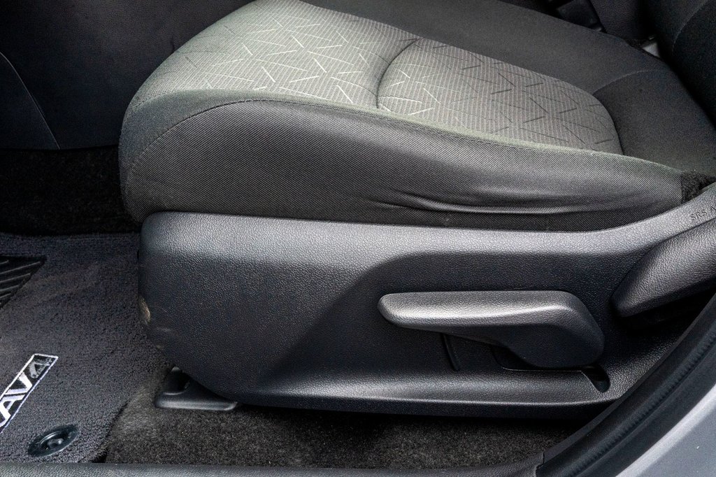 Toyota RAV4 Hybride LE **JAMAIS ACCIDENTÉ+CAMÉRA+CARPLAY+MAG** 2023 à Charlemagne, Québec - 9 - w1024h768px