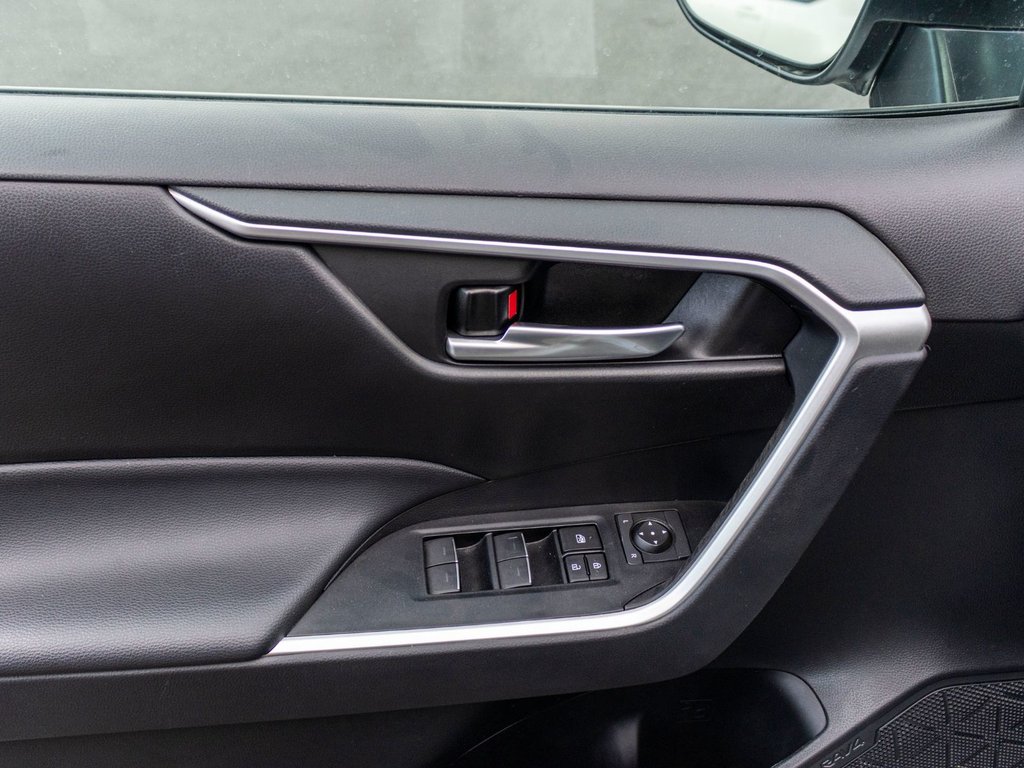 2023 Toyota RAV4 Hybride XLE AWD **JAMAIS ACCIDENTÉ+TOIT+CARPLAY+MAG** in Saint-Jérôme, Quebec - 29 - w1024h768px