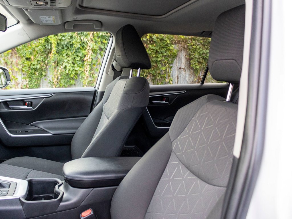 2023 Toyota RAV4 Hybride XLE AWD **JAMAIS ACCIDENTÉ+TOIT+CARPLAY+MAG** in Saint-Jérôme, Quebec - 27 - w1024h768px