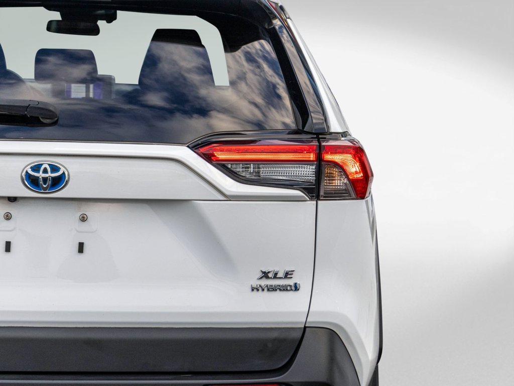 2023 Toyota RAV4 Hybride XLE AWD **TOIT+MAG+CAMÉRA+CARPLAY+ANDROID AUTO** in Saint-Jérôme, Quebec - 32 - w1024h768px
