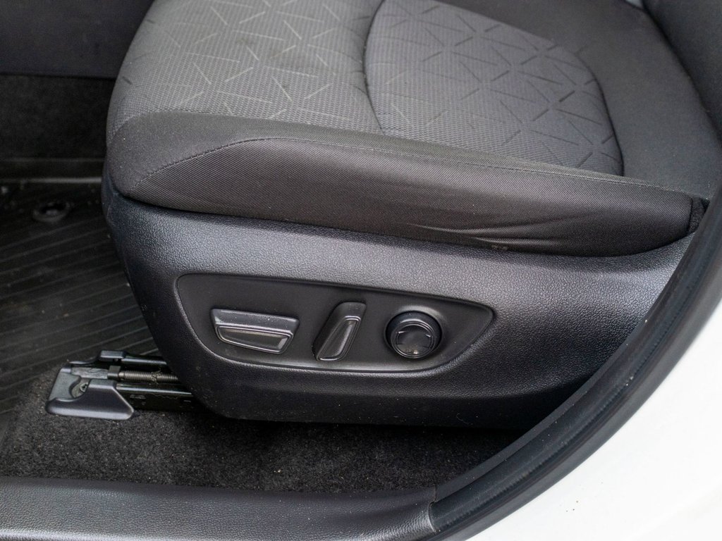 2023 Toyota RAV4 Hybride XLE AWD **TOIT+MAG+CAMÉRA+CARPLAY+ANDROID AUTO** in Saint-Jérôme, Quebec - 24 - w1024h768px