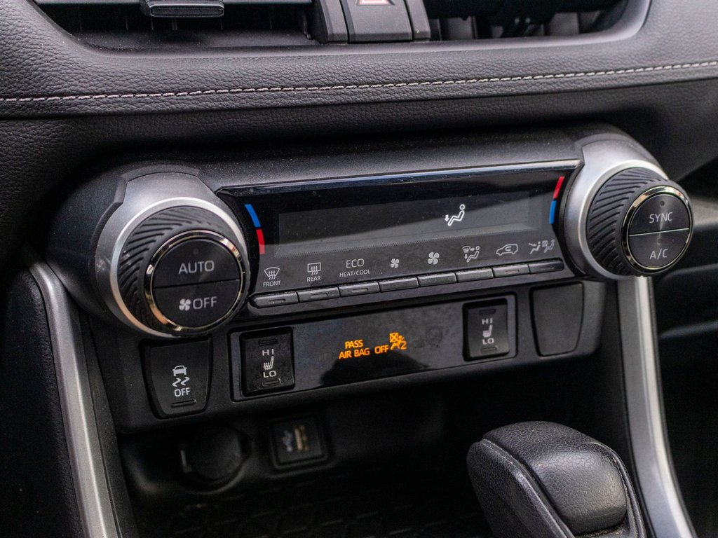 2023 Toyota RAV4 Hybride XLE AWD **TOIT+MAG+CAMÉRA+CARPLAY+ANDROID AUTO** in Saint-Jérôme, Quebec - 14 - w1024h768px