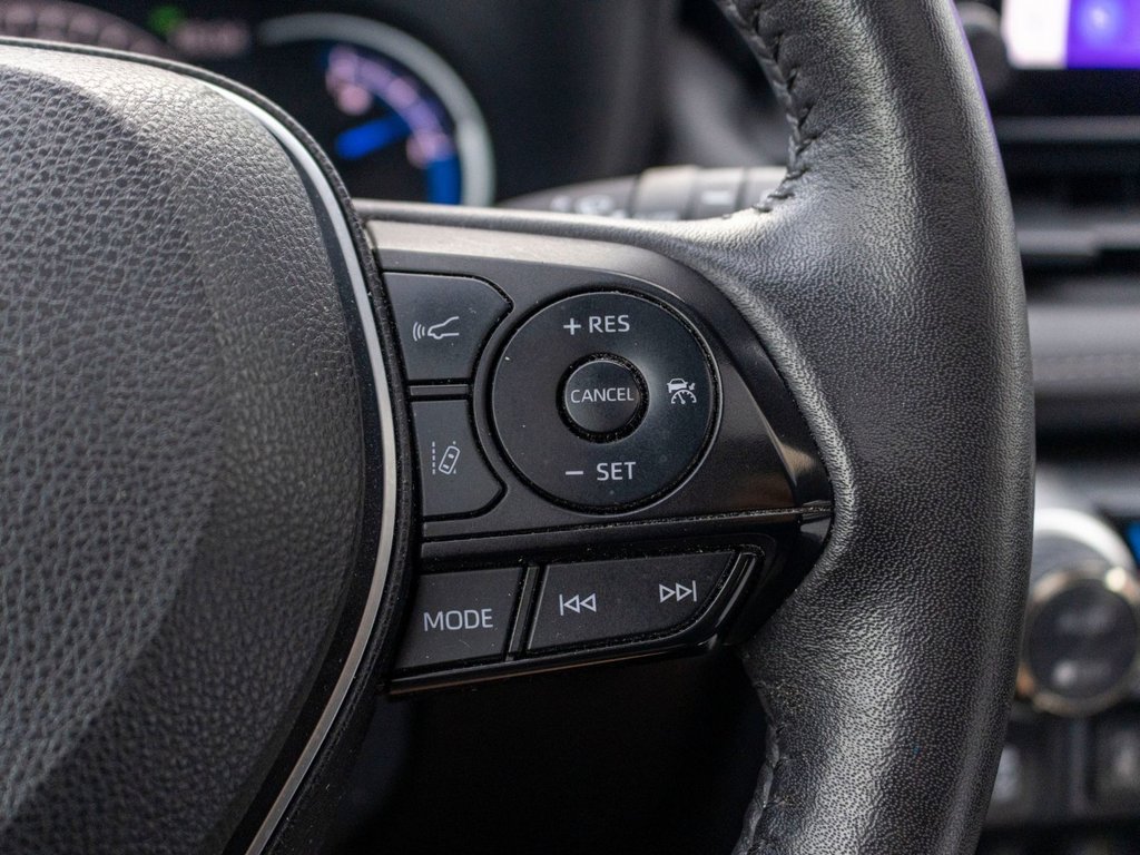2023 Toyota RAV4 Hybride XLE AWD **TOIT+MAG+CAMÉRA+CARPLAY+ANDROID AUTO** in Saint-Jérôme, Quebec - 12 - w1024h768px