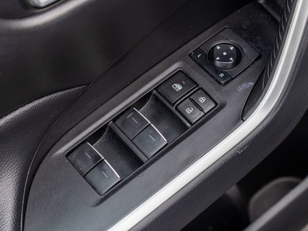 2023 Toyota RAV4 Hybride XLE AWD **TOIT+MAG+CAMÉRA+CARPLAY+ANDROID AUTO** in Saint-Jérôme, Quebec - 28 - w1024h768px