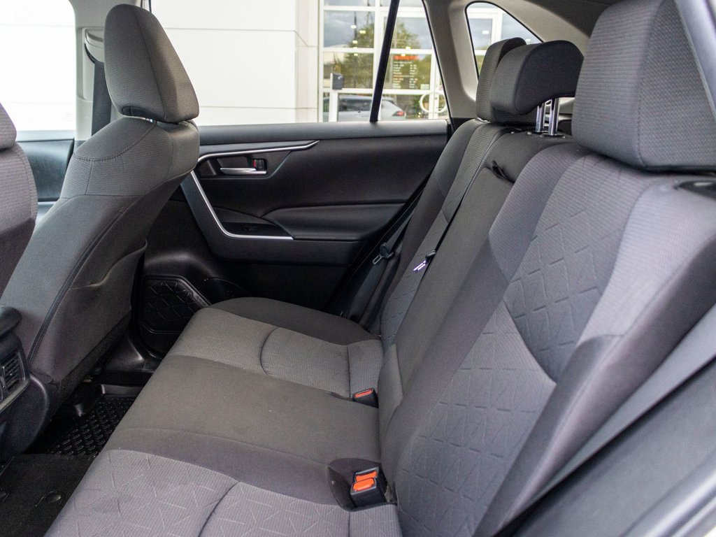 2023 Toyota RAV4 Hybride XLE AWD **TOIT+MAG+CAMÉRA+CARPLAY+ANDROID AUTO** in Saint-Jérôme, Quebec - 29 - w1024h768px