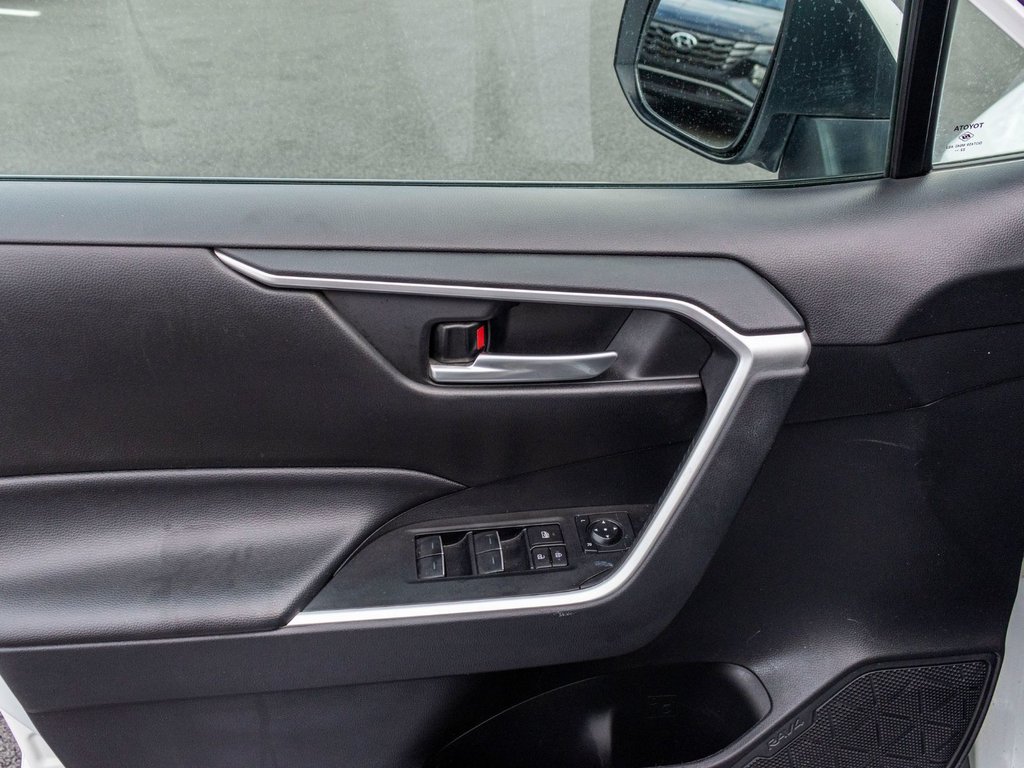 2023 Toyota RAV4 Hybride XLE AWD **TOIT+MAG+CAMÉRA+CARPLAY+ANDROID AUTO** in Saint-Jérôme, Quebec - 27 - w1024h768px