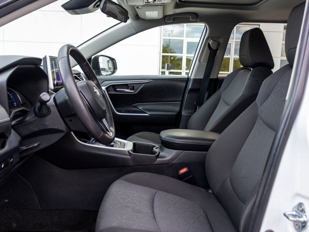 2023 Toyota RAV4 Hybride XLE AWD **TOIT+MAG+CAMÉRA+CARPLAY+ANDROID AUTO** in Saint-Jérôme, Quebec - 23 - w1024h768px