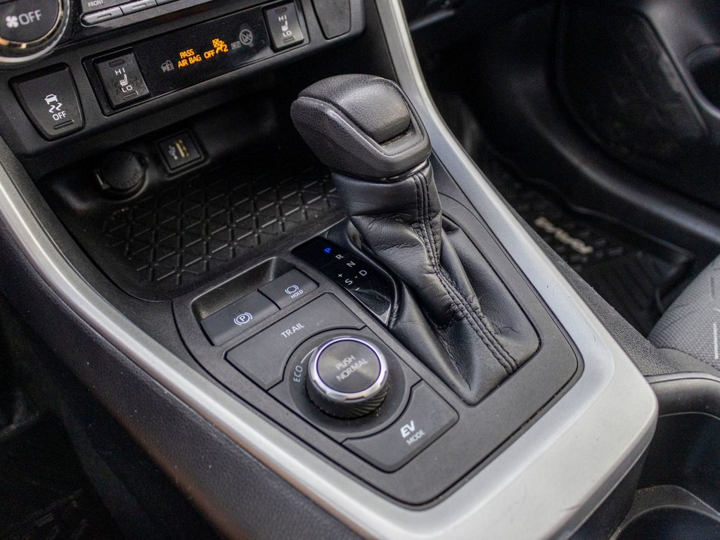 2023 Toyota RAV4 Hybride XLE AWD **TOIT+MAG+CAMÉRA+CARPLAY+ANDROID AUTO** in Saint-Jérôme, Quebec - 15 - w1024h768px