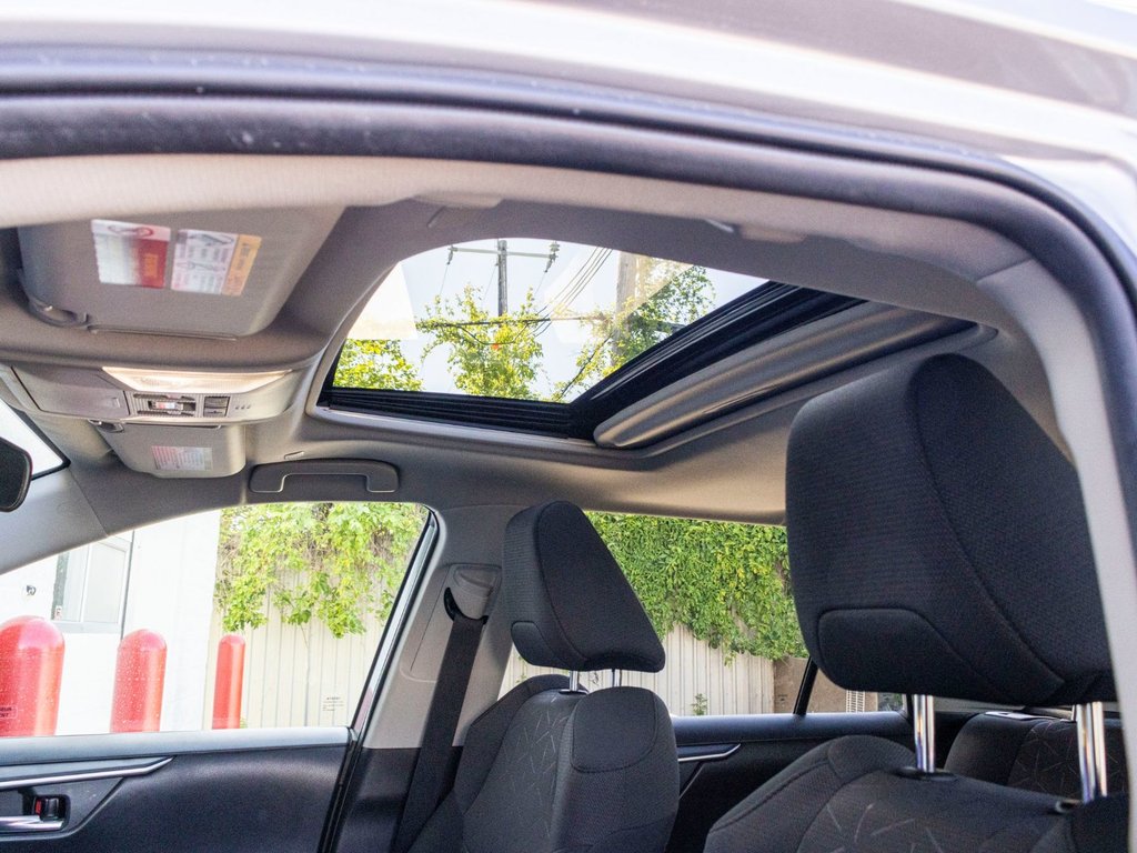 2024 Toyota RAV4 Hybride XLE **JAMAIS ACCIDENTÉ+TOIT+MAG+CARPLAY+CAMÉRA** in Saint-Jérôme, Quebec - 26 - w1024h768px