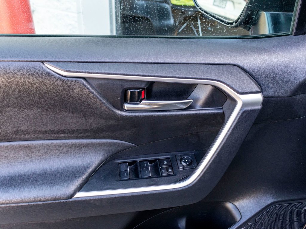 2024 Toyota RAV4 Hybride XLE **JAMAIS ACCIDENTÉ+TOIT+MAG+CARPLAY+CAMÉRA** in Saint-Jérôme, Quebec - 28 - w1024h768px