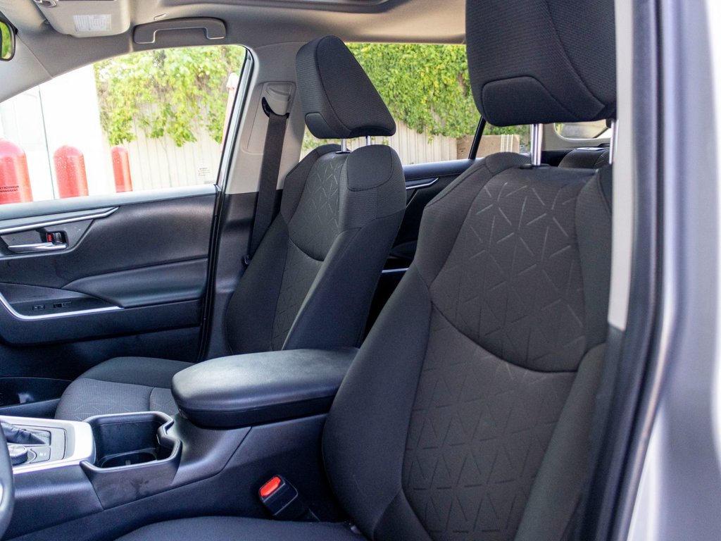 2024 Toyota RAV4 Hybride XLE **JAMAIS ACCIDENTÉ+TOIT+MAG+CARPLAY+CAMÉRA** in Saint-Jérôme, Quebec - 27 - w1024h768px