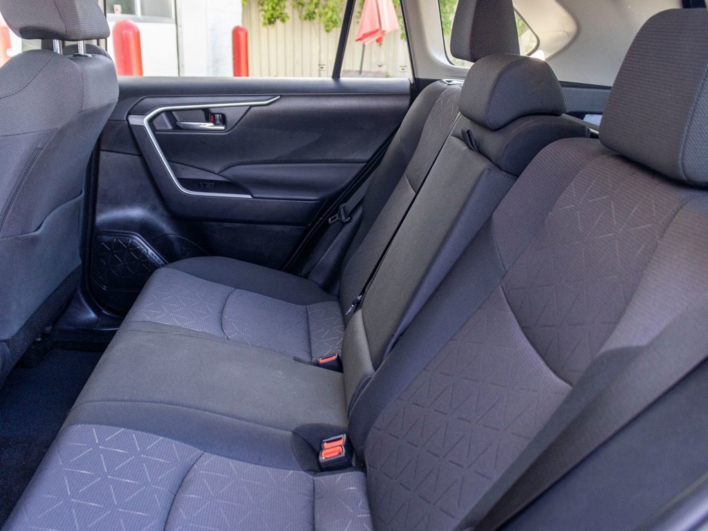 2024 Toyota RAV4 Hybride XLE **JAMAIS ACCIDENTÉ+TOIT+MAG+CARPLAY+CAMÉRA** in Saint-Jérôme, Quebec - 30 - w1024h768px