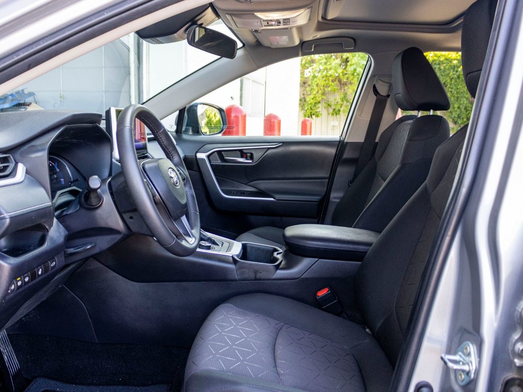 2024 Toyota RAV4 Hybride XLE **JAMAIS ACCIDENTÉ+TOIT+MAG+CARPLAY+CAMÉRA** in Saint-Jérôme, Quebec - 24 - w1024h768px