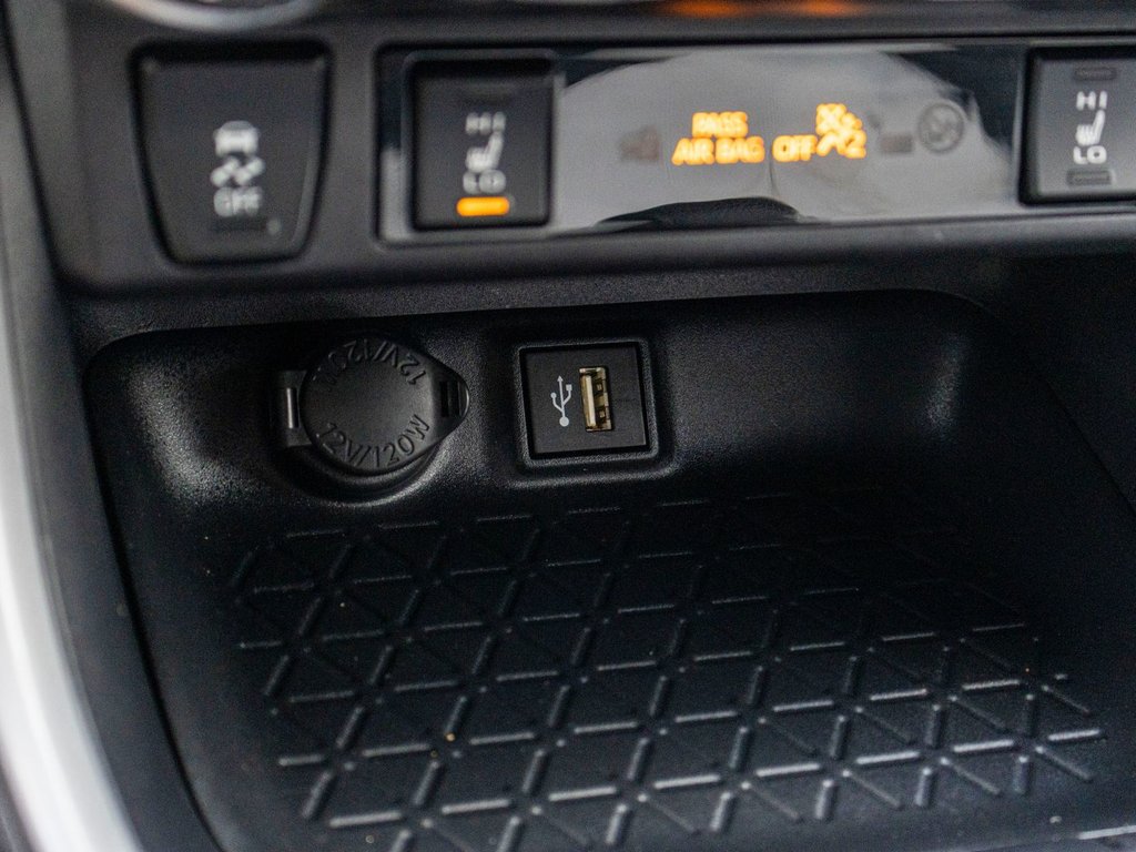 2025 Toyota RAV4 Hybride LE **JAMAIS ACCIDENTÉ+CAMÉRA+CARPLAY** in Saint-Jérôme, Quebec - 18 - w1024h768px