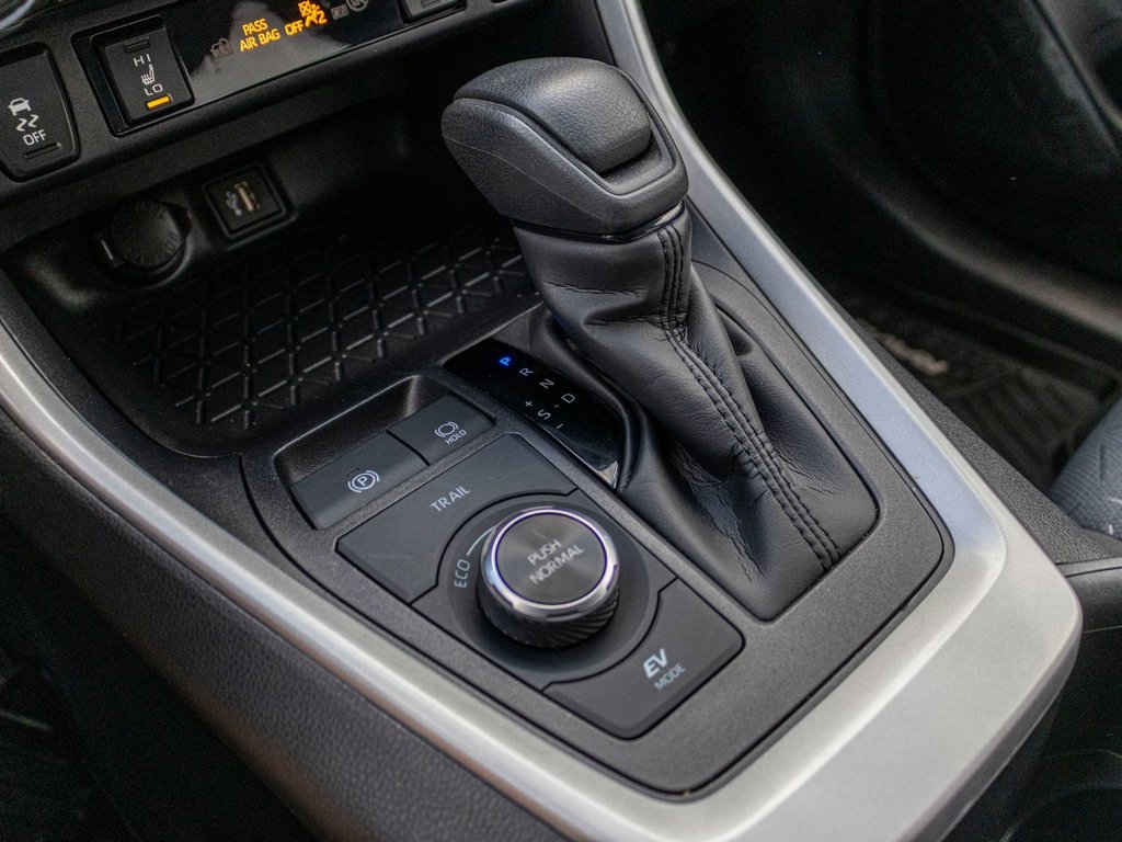 2025 Toyota RAV4 Hybride LE **JAMAIS ACCIDENTÉ+CAMÉRA+CARPLAY** in Saint-Jérôme, Quebec - 15 - w1024h768px