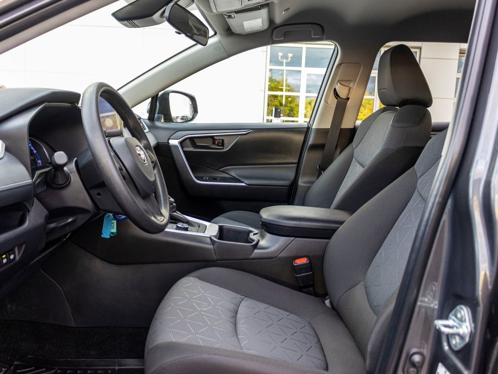 2025 Toyota RAV4 Hybride LE **JAMAIS ACCIDENTÉ+CAMÉRA+CARPLAY** in Saint-Jérôme, Quebec - 24 - w1024h768px