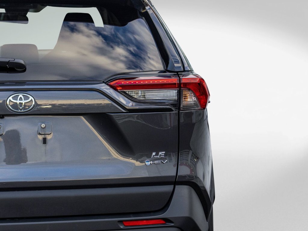 2025 Toyota RAV4 Hybride LE **JAMAIS ACCIDENTÉ+CAMÉRA+CARPLAY** in Saint-Jérôme, Quebec - 32 - w1024h768px