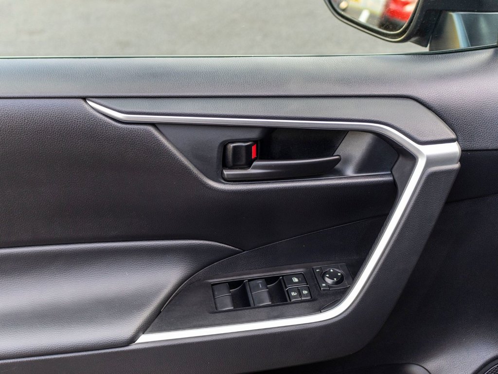 2025 Toyota RAV4 Hybride LE **JAMAIS ACCIDENTÉ+CAMÉRA+CARPLAY** in Saint-Jérôme, Quebec - 27 - w1024h768px