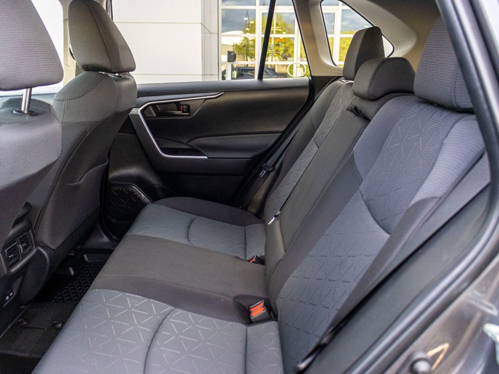 2025 Toyota RAV4 Hybride LE **JAMAIS ACCIDENTÉ+CAMÉRA+CARPLAY** in Saint-Jérôme, Quebec - 29 - w1024h768px